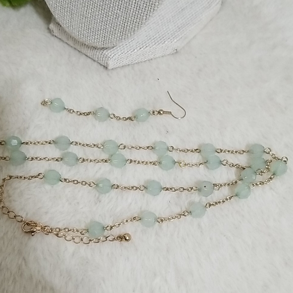💚3/$25! Light green necklace and earrings set - Picture 4 of 4